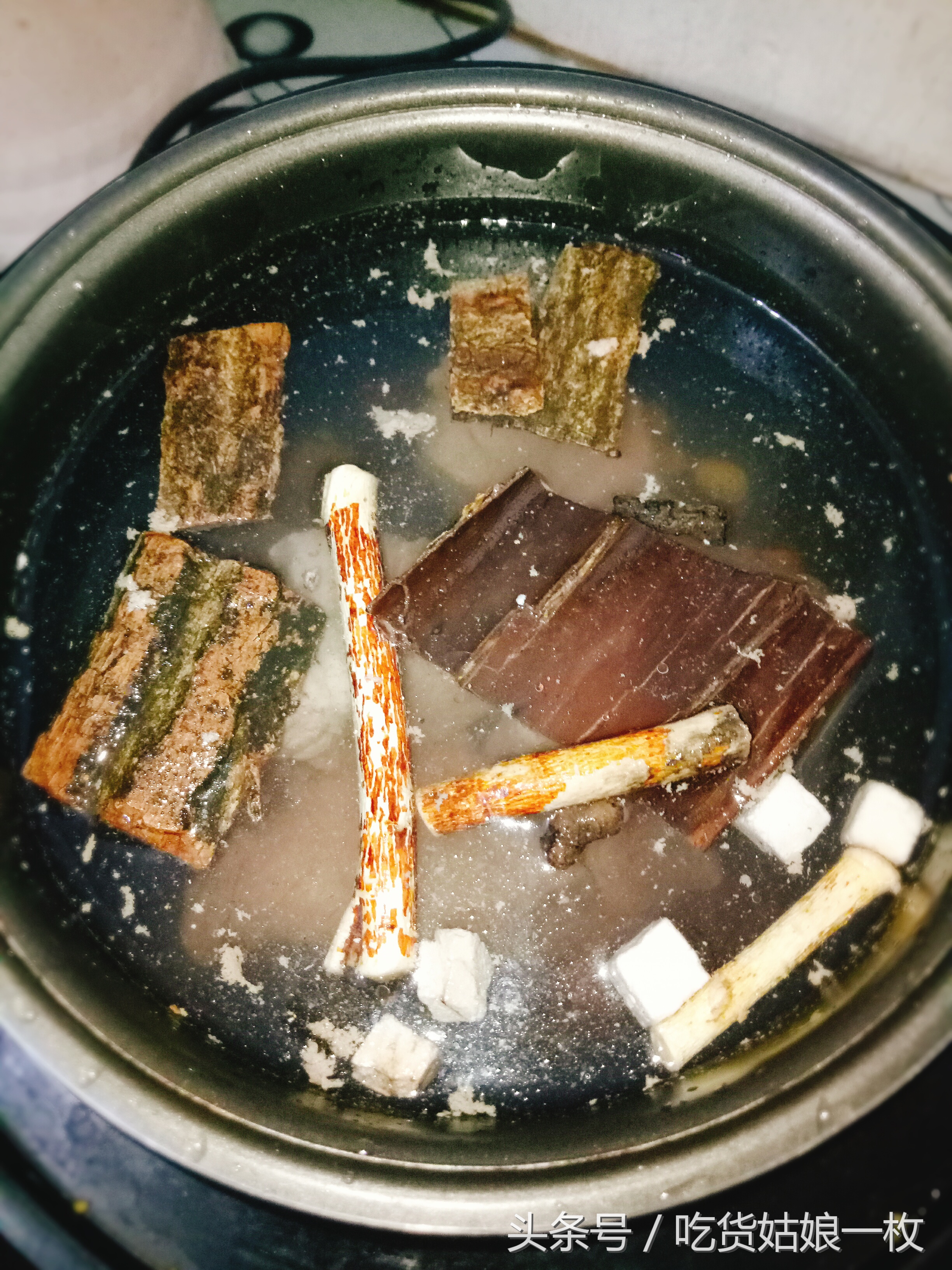 嘿！吃货姑娘！来一煲祛肾湿的汤！