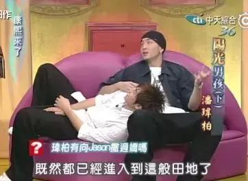 张震颁奖礼被拍,张震霸气侧漏片段