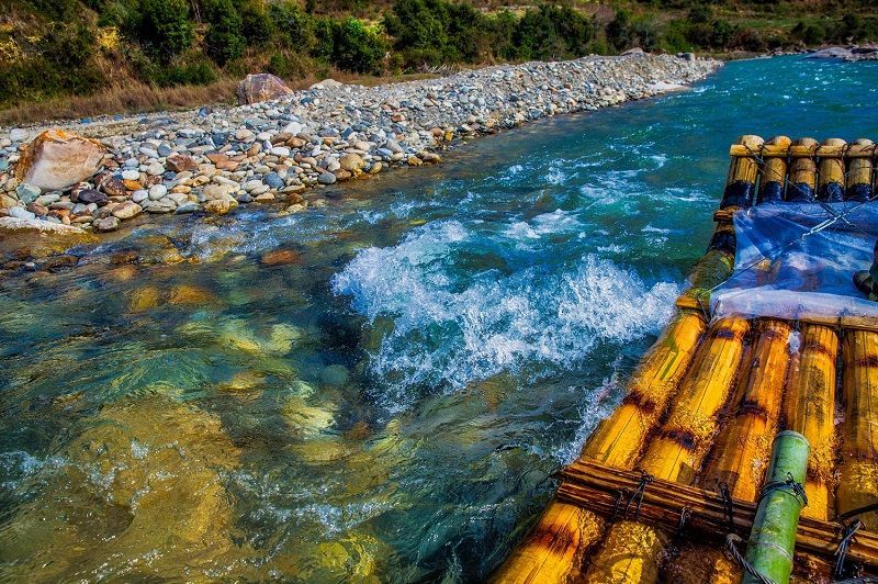 乘坐竹筏畅游楠溪江,乘着竹筏一起享受大自然的美