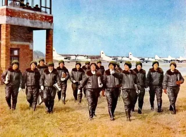 无檐军帽,无檐帽女军官