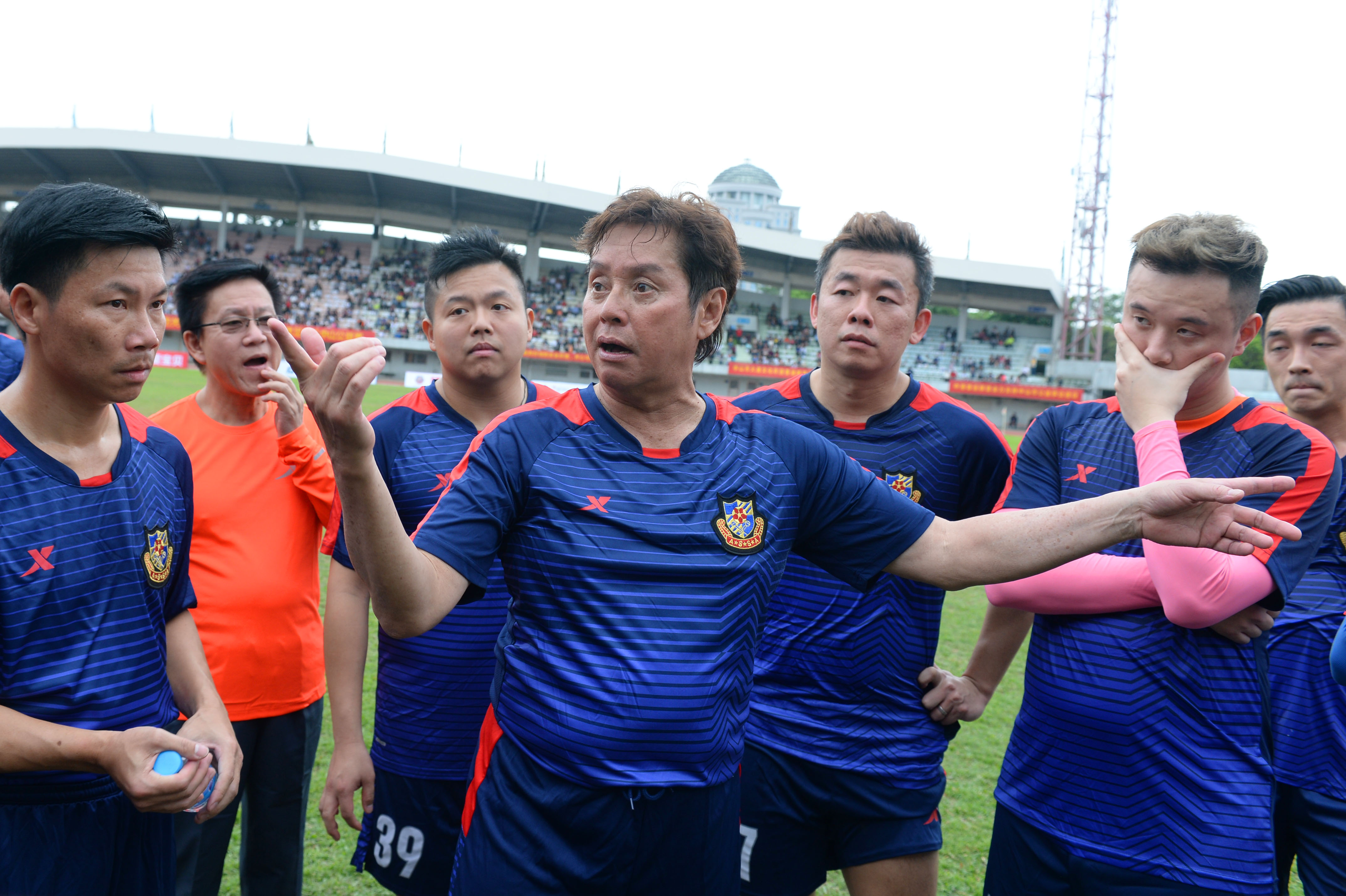 香港明星足球队员谭咏麟合照,香港足球队表演赛谭咏麟