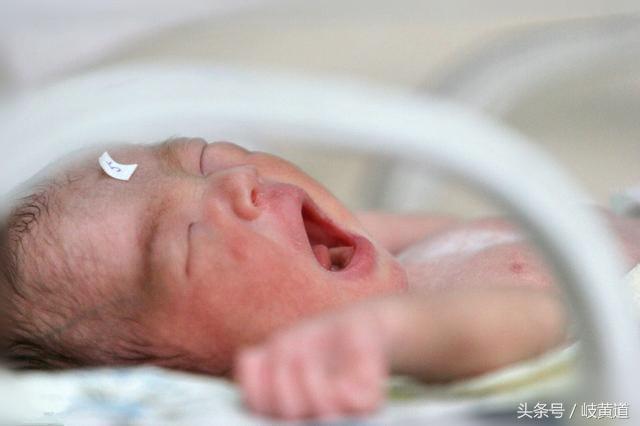 婴儿的肚脐处膨出一个圆球,宝宝肚脐眼突出一个小肉球