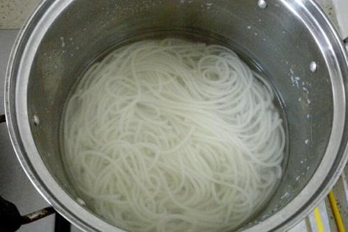 酸辣粉跟螺蛳粉为什么受欢迎,酸辣粉和螺蛳粉的不同