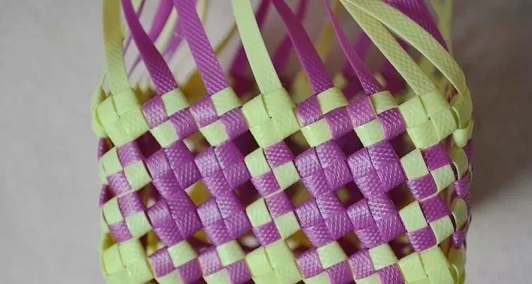 塑料带手工编织篮子收纳筐,塑料袋收纳筐