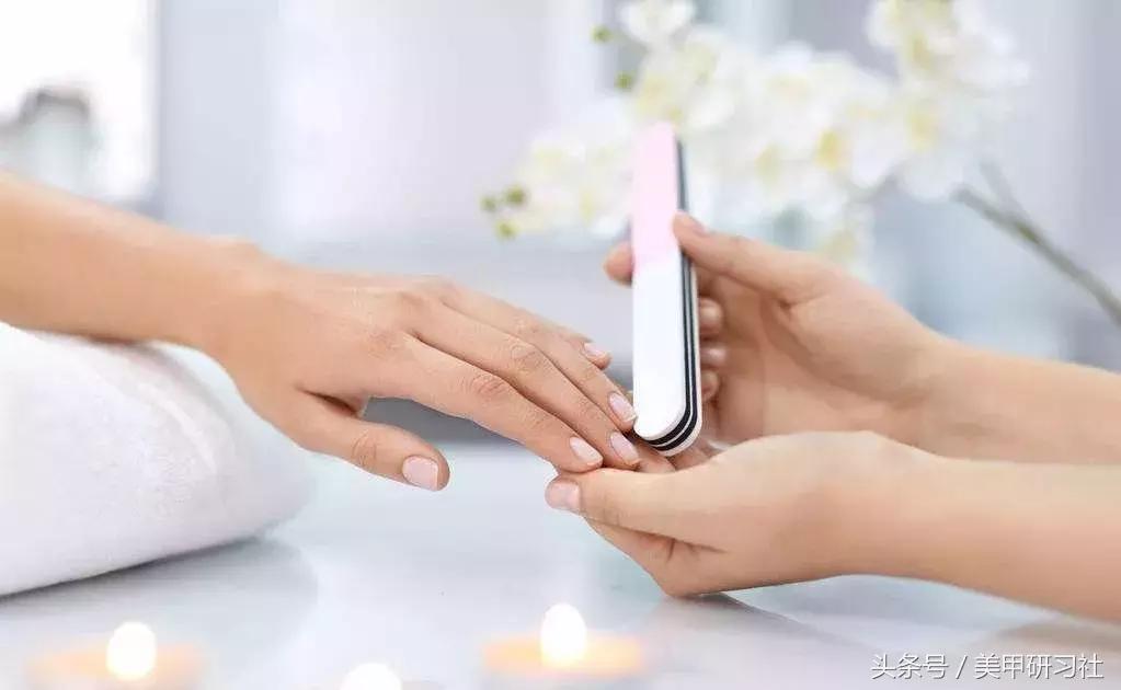 美甲指甲老是从侧边断了,美甲指甲分层原因和处理方法