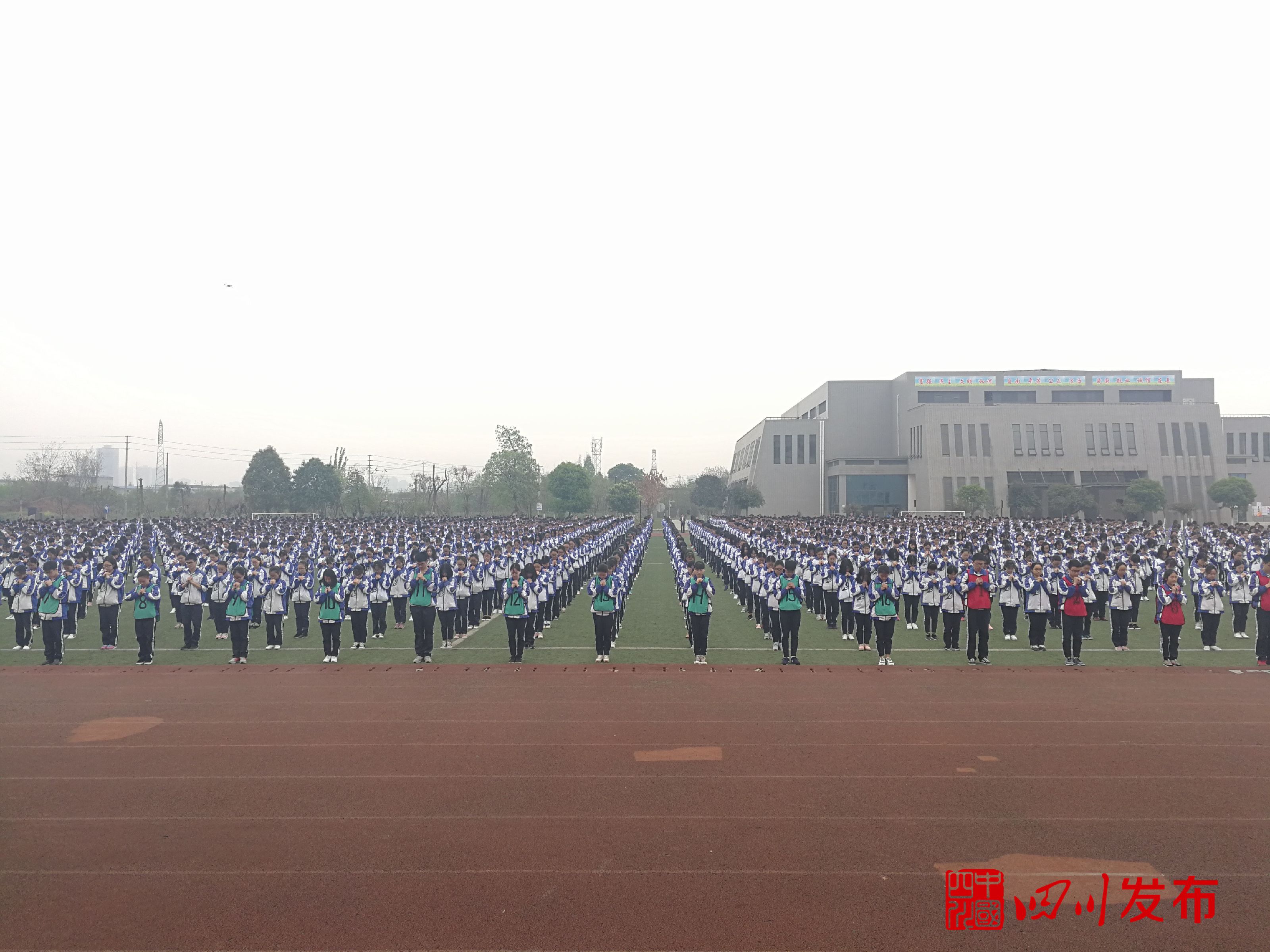 奥运健儿公益服务大行动走进德阳7名世界冠军向2000余名学生传递奥运精神