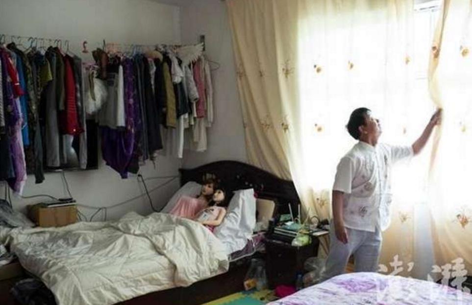 男人把芭比娃娃当做自己的女朋友,男子把娃娃当女朋友新闻