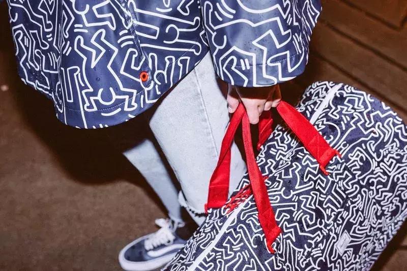 与HerschelSupply联名实属不易，但这个中国品牌做到了