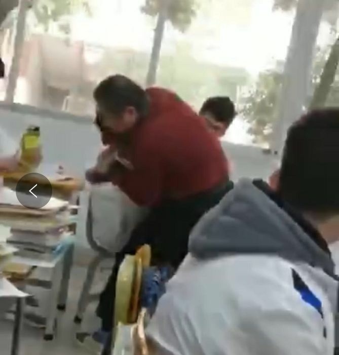 学生上课玩手机老师正确解决方法,老师如何处理学生玩手机的问题