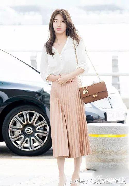 圆领卫衣长款百褶裙搭配图女款,百褶裙搭配卫衣搭配丝袜乐福鞋