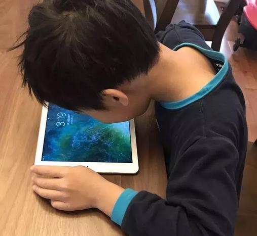 孩子玩ipad对眼睛的影响,孩子看ipad不伤眼
