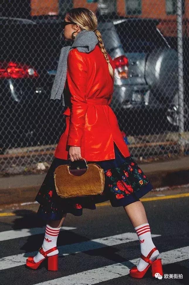 春季红鞋怎么搭配衣服,红色尖头单鞋子怎么搭配衣服