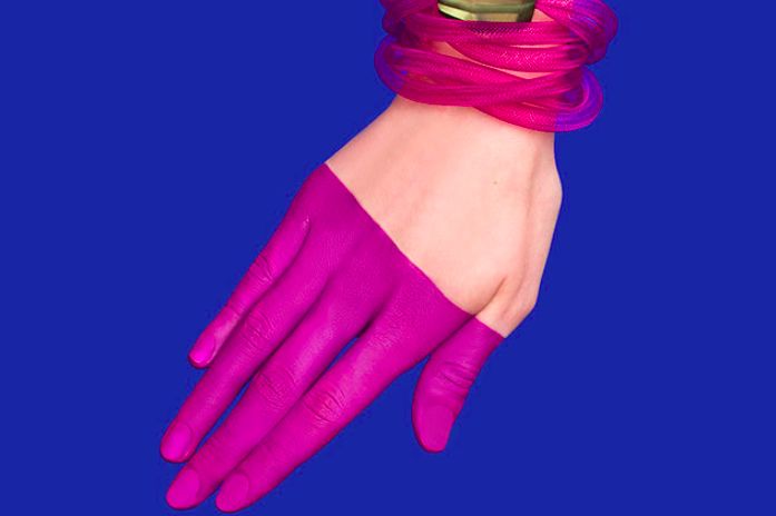 涂mac口红的女孩,涂美宝莲口红的女孩