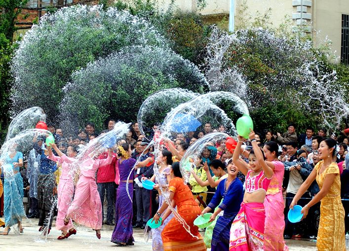 期待来云南的第一个泼水节,欢迎朋友们来云南泼水节