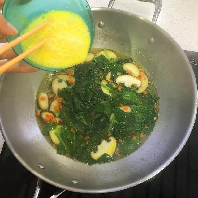 芙蓉鲜蔬汤，在家自己做，五颜六色，又香又鲜，比外面的还好喝！