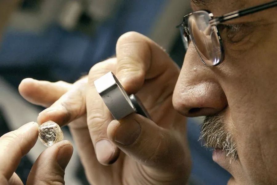 钻石为什么那么值钱 (钻石是怎么形成的为什么这么值钱)