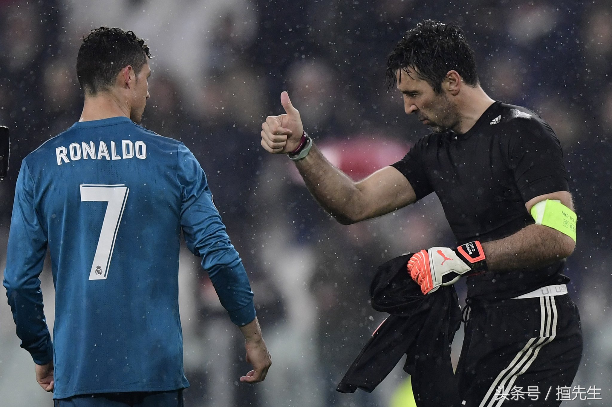 尤文门将布冯跟c罗,c罗3比0逆转布冯