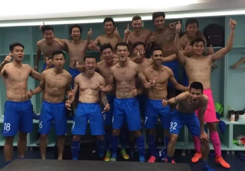 足球运动员走进更衣室视频,足球更衣室好还是篮球更衣室好