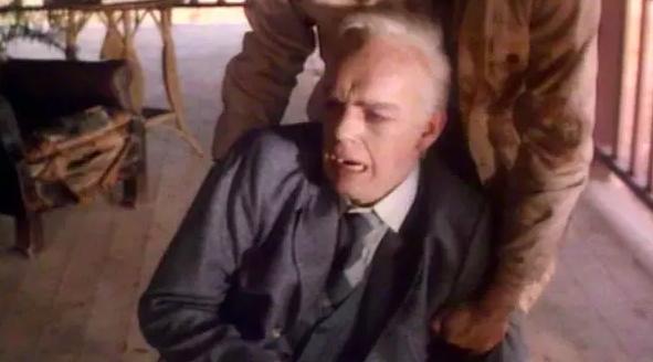 V字仇杀队全程不露脸征服观众,雨果维文是真正好莱坞大师级演员