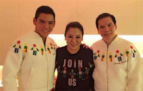 向华强砸儿子的电影,向华强刘德华巩俐合影