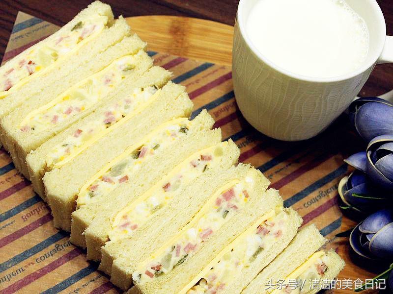 2分钟就能完成的早餐三明治，有鸡蛋还有土豆泥，味道超级赞