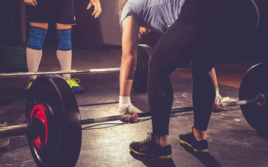 练习马甲线腹部酸疼肩膀直不起来,马甲线右侧不明显怎么改善