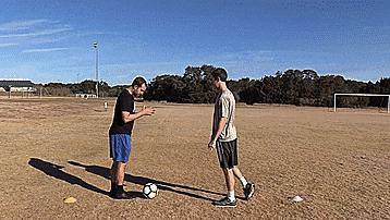 一人分享一个足球技巧,足球重心过人技巧