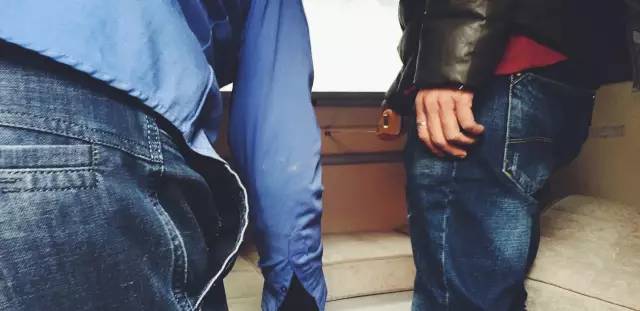 90后杂粮煎饼摆摊三轮车,90后摆摊卖早餐三明治寿司