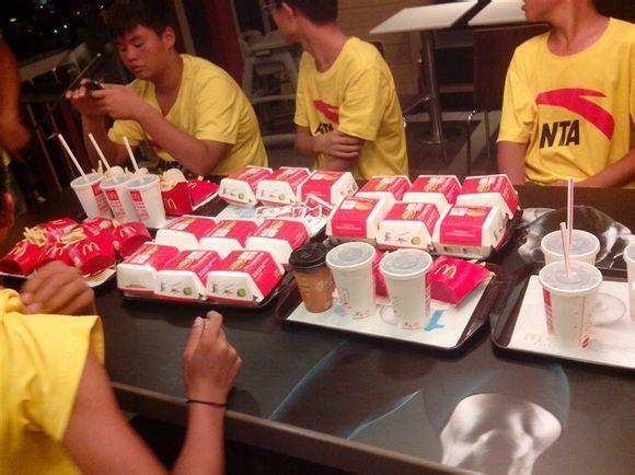 运动员伙食标准一览表,男足伙食对比女足伙食