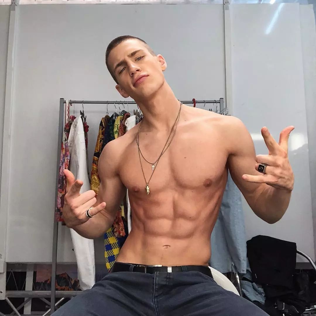 专门拍广告的男网红,专拍侧脸的男网红