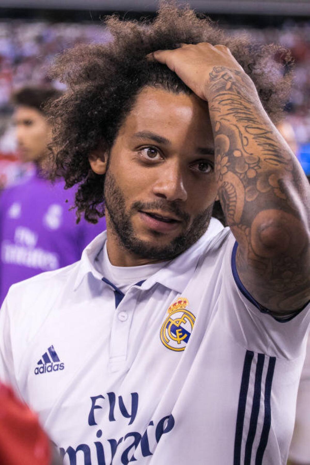 把欧冠奖杯纹在身上,皇马一条杠纹身球员