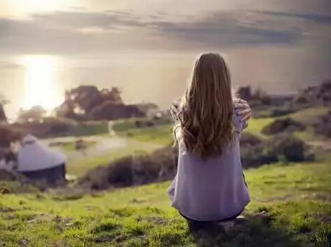 性格自卑不跟别人交流怎么改变,性格孤僻不愿意与人交流解决办法