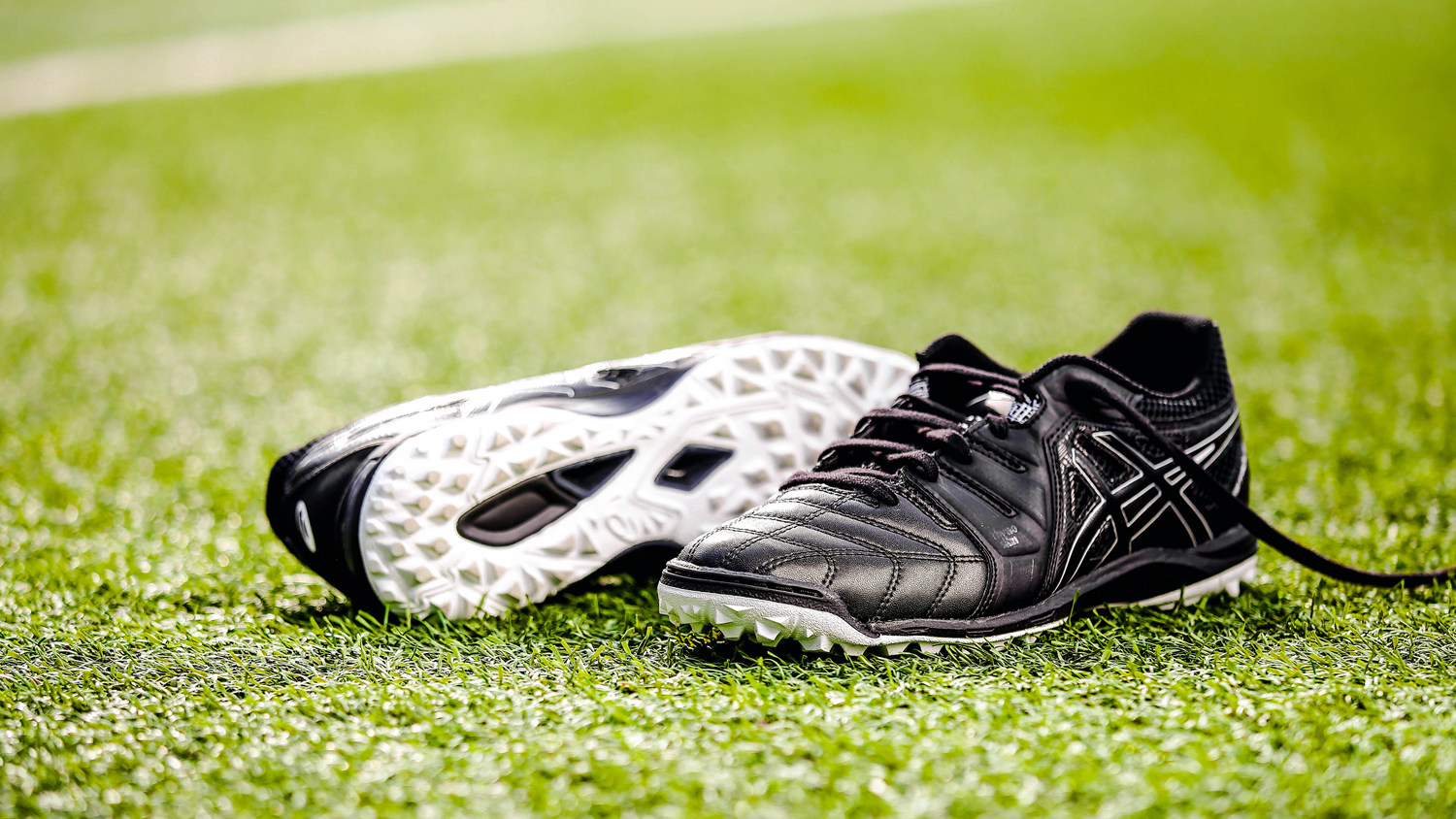 足球鞋美津侬和亚瑟士缓震,足球鞋中底软会怎么样