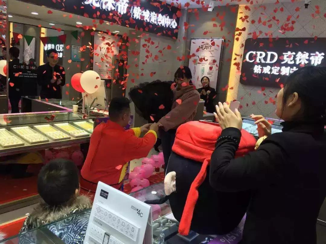 如果这样跟你求婚你会接受吗,他是用什么方式跟你表白的