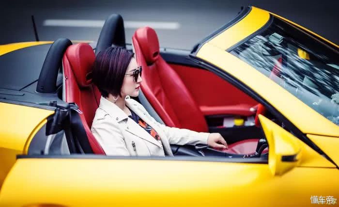 奔驰slk200硬顶敞篷哪个颜色好看,奔驰slk200敞篷版值得买吗