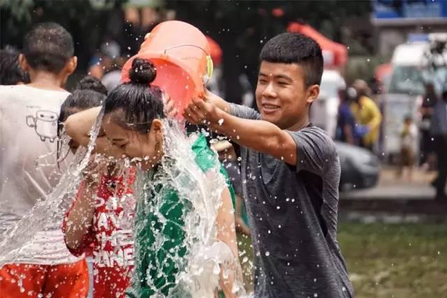 对不起！我要请假回家过泼水节，不然我们寨子要输了！