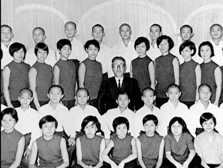 暌违16年成龙新歌人生独白：最是人间敌不过，物是人非事事休