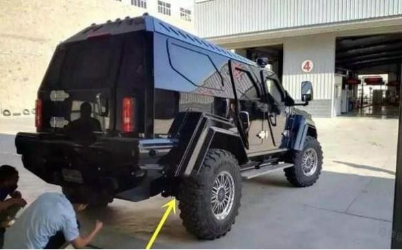 开1500万的骑士十五世去洗车,洗车老板连摇头:装甲车没法洗