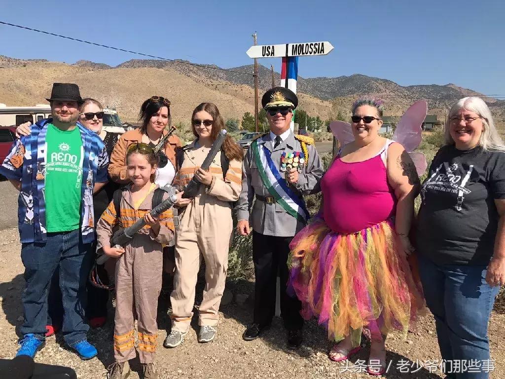 这个只有32人的国家,国王亲自带你轰趴