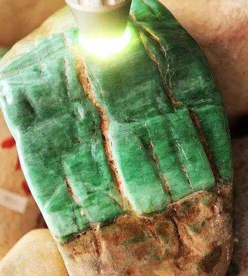 辨别原石真假最简单方法,原石怎么看真假鉴别方法