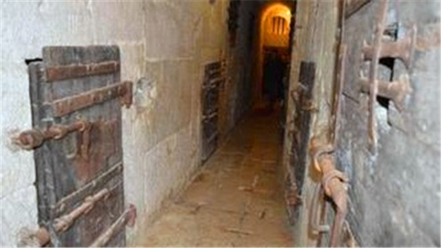 清朝监狱实况，女子脸上为啥要涂满黑灰？真相很冷血