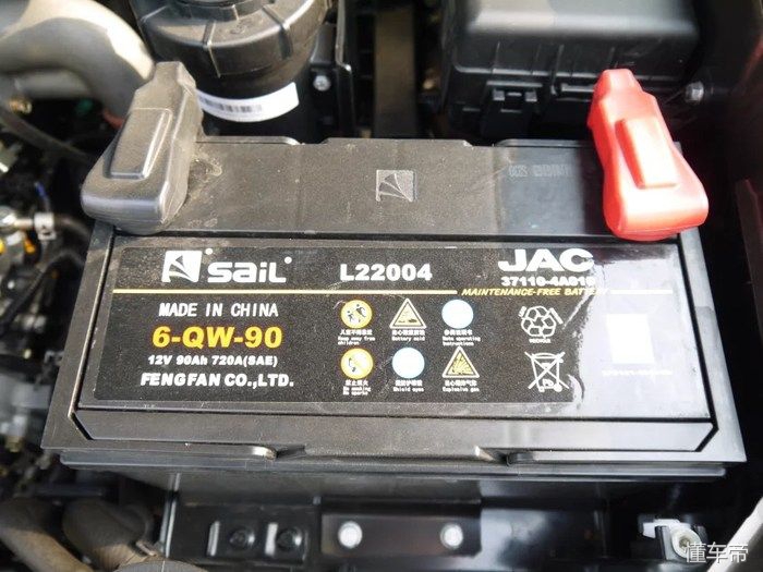 江淮帅铃t6皮卡最高跑多快,男人开的豪华轿车