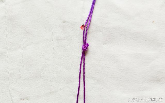 红绳手链比较简单的,用红绳亲自做可以拉伸的手链