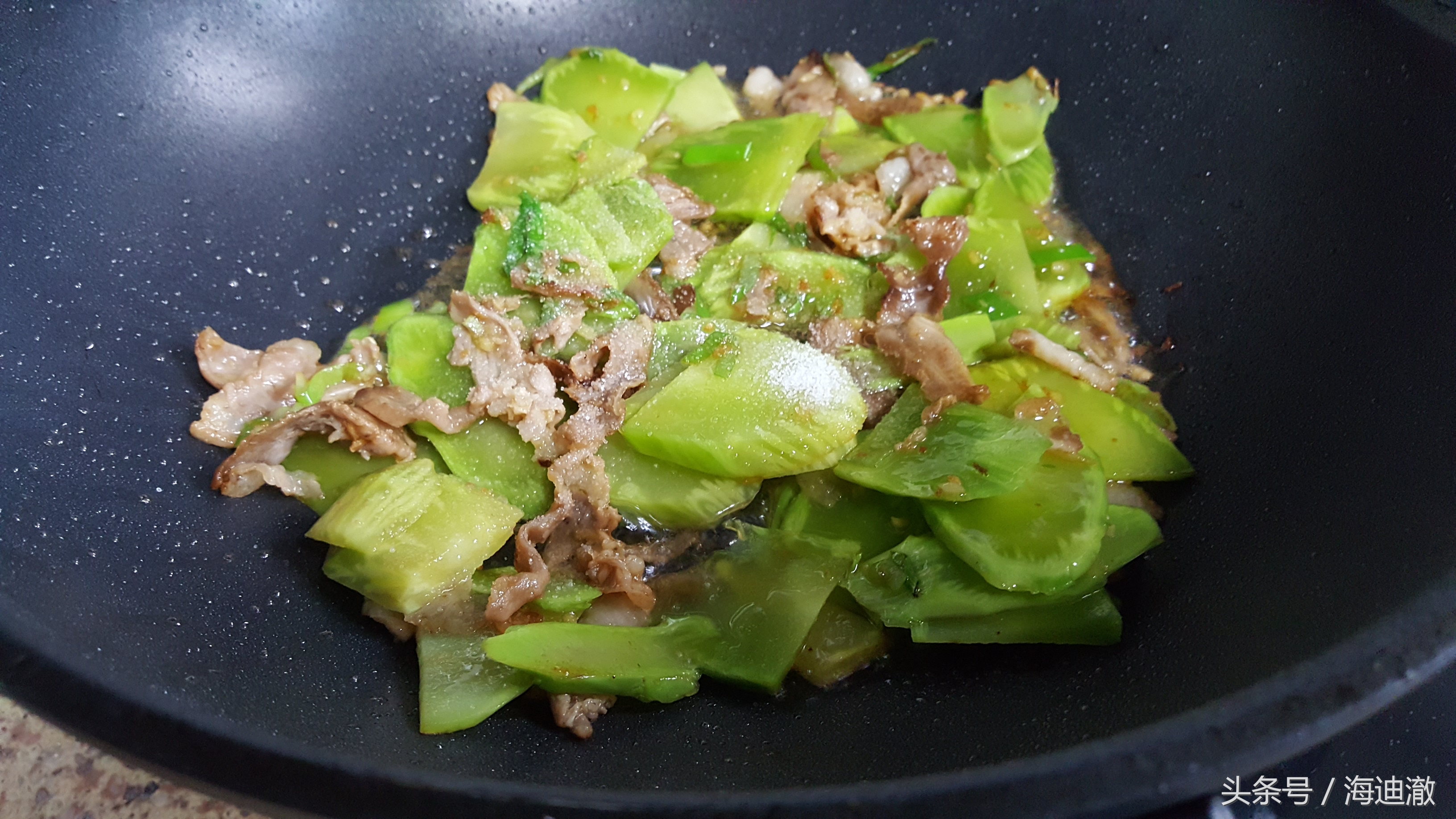 它的叶子常被人丢弃，殊不知其含有大量胡萝卜素孩子吃了长大个