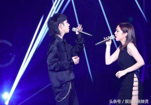 90后“歌王”决赛现场特写脸部坑坑洼洼华晨宇整容失败了吗？