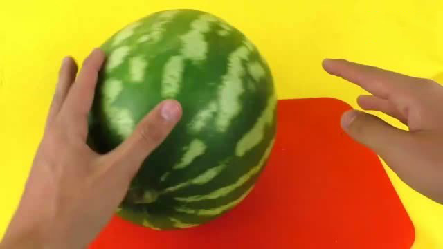 西瓜也可以用刀来剥皮,西瓜可以这么切方便实用