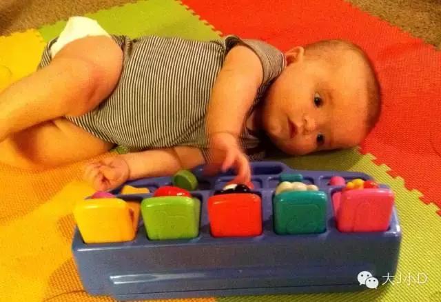 如何帮助宝宝翻身,帮助婴儿翻身动作