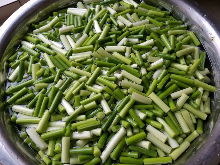 正宗腌制蒜苔不用切10斤方法,腌长蒜苔的正确方法