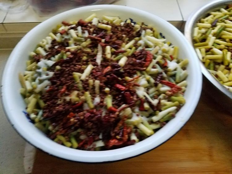 正宗腌制蒜苔不用切10斤方法,腌长蒜苔的正确方法