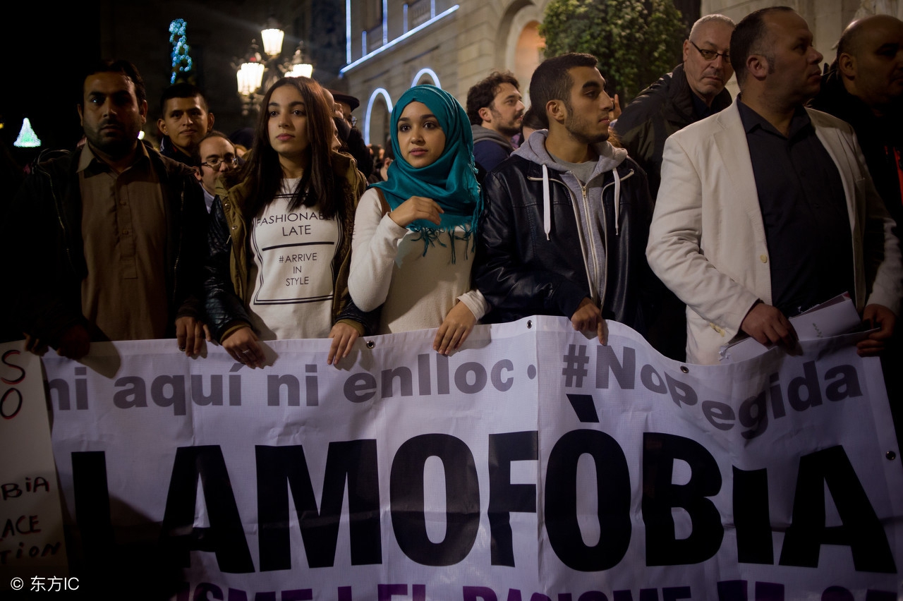 美国种族歧视有多可怕？黑人在星巴克被捕只因未点单快看